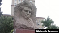 Mikayıl Müşfiqin büstü