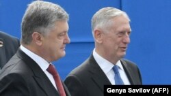 Президент Украины Петр Порошенко (слева) и министр обороны США Джим Мэттис. Киев, 24 августа 2017 года.