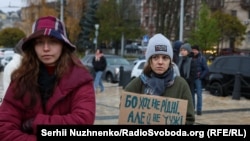 Ольга, учасниця акції «Порожні стільці» (праворуч)