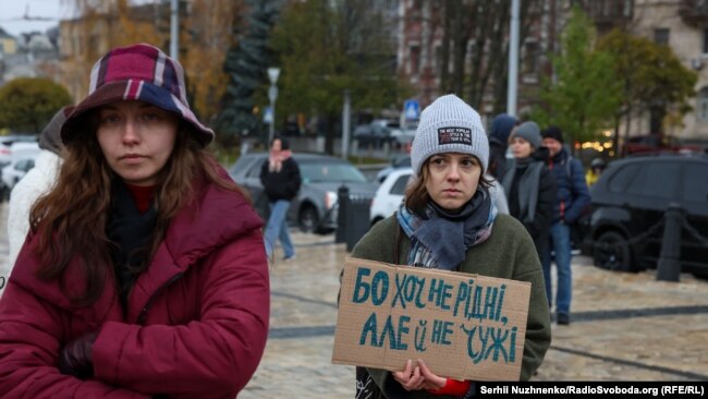 Ольга, учасниця акції «Порожні стільці» (праворуч)