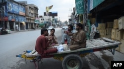 Pakistanly işçiler agyzaçardan öň doga-dileg edýärler. Rawalpindi, 13-nji iýun, 2016