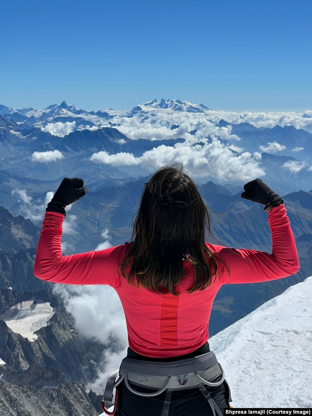 Shpresa Ismajli në maje të malit Mont Blanc, maja më e lartë në Evropën Perëndimore.