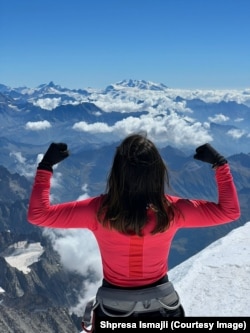 Shpresa Ismajli në maje të malit Mont Blanc, maja më e lartë në Evropën Perëndimore.