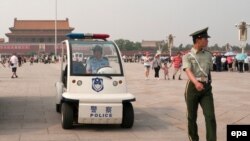 Полиция на площади Тяньаньмэнь в очередную годовщину событий