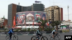 نمایی از یک بیلبورد تبلیغاتی حکومتی در میدان ولیعصر تهران به مناسبت عید نوروز 