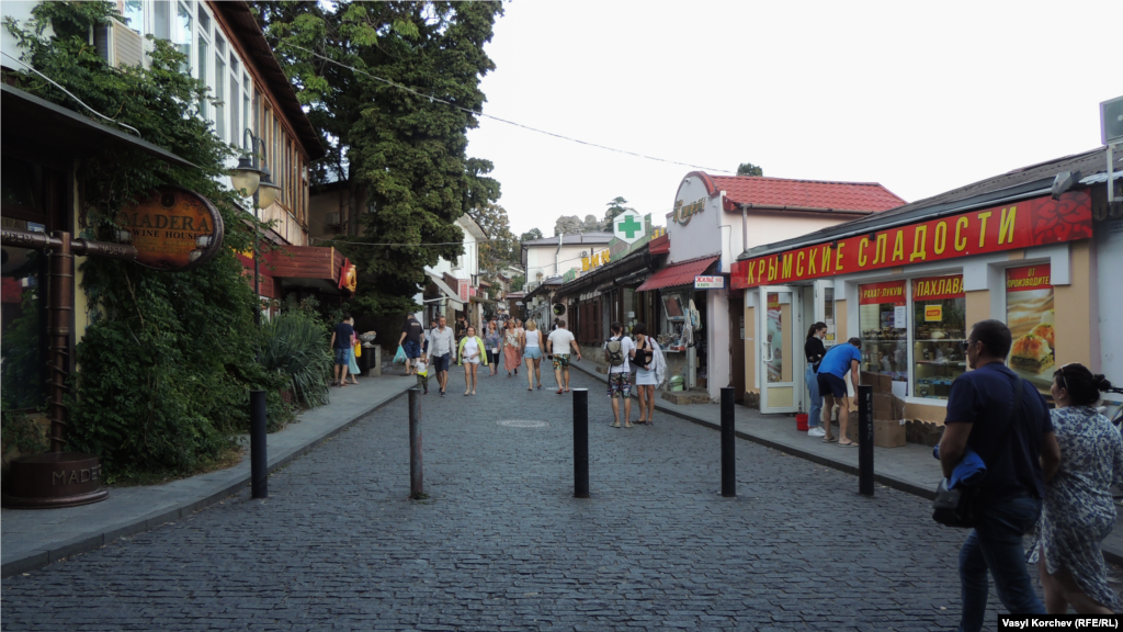 Вулиця Ленінградська в Гурзуфі вечорами стає місцем для прогулянок туристів і місцевих жителів