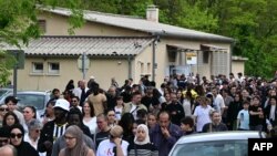 Ljudi marširaju ispred džamije Khadija u La Grand-Combe, u južnoj Francuskoj, 27. aprila 2025, nakon ubistva vjernika izbodenog više desetina puta 25. aprila.