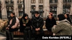 კანცელარიასთან შეკრებილი მშობლები, 13 თებერვალი, 2026 წელი