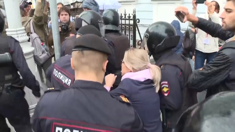 Rus polisiýasy oppozisiýa aktiwisti Soboly protestden öň tussag etdi
