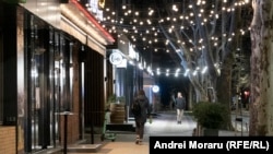 Cafenele și restaurante pe strada 31 august din capitală, cu luminile decorative aprinse, pe 26 martie 2026