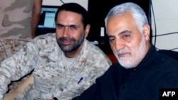 وسام حسن الطویل (چپ) در کنار قاسم سلیمانی، فرمانده سابق نیروی قدس سپاه پاسداران