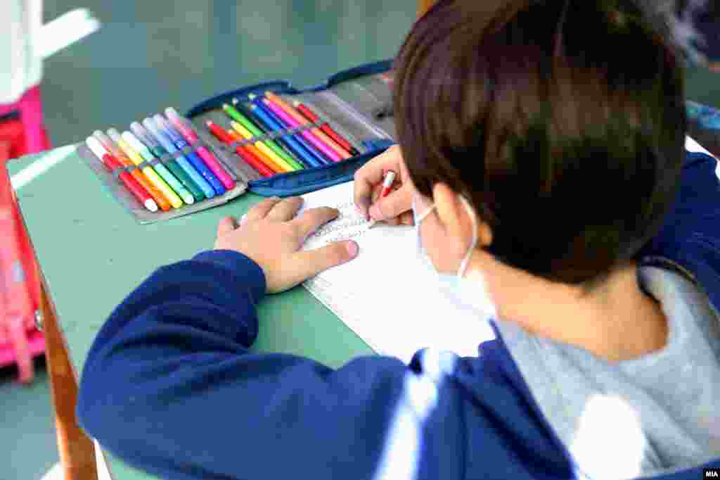 МАКЕДОНИЈА - Министерот за здравство Венко Филипче најави дека од 14 октомври ќе почнат да бараат согласност од родителите за спроведување на ковид-скринингот во училиштата. Станува збор за земање брис од деца како мерка за заштита од ширење на ковид пандемијата.