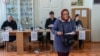 O alegătoare într-o secție de votare din Ialoveni în al doilea tur de scrutin al alegerilor prezidențiale din România, 16 mai 2025.