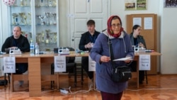 O alegătoare într-o secție de votare din Ialoveni în al doilea tur de scrutin al alegerilor prezidențiale din România, 16 mai 2025.