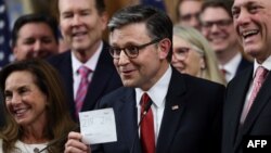 აშშ-ის კონგრესის წარმომადგენელთა სპიკერ მაიკ ჯონსონს უჭირავს ფურცელი, რომელზც 3 ივლისს გამართული კენჭისყრის შედეგებია