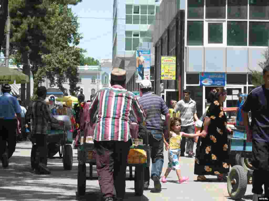 «Рӯзӣ насиби кас ба нишастан намешавад...»