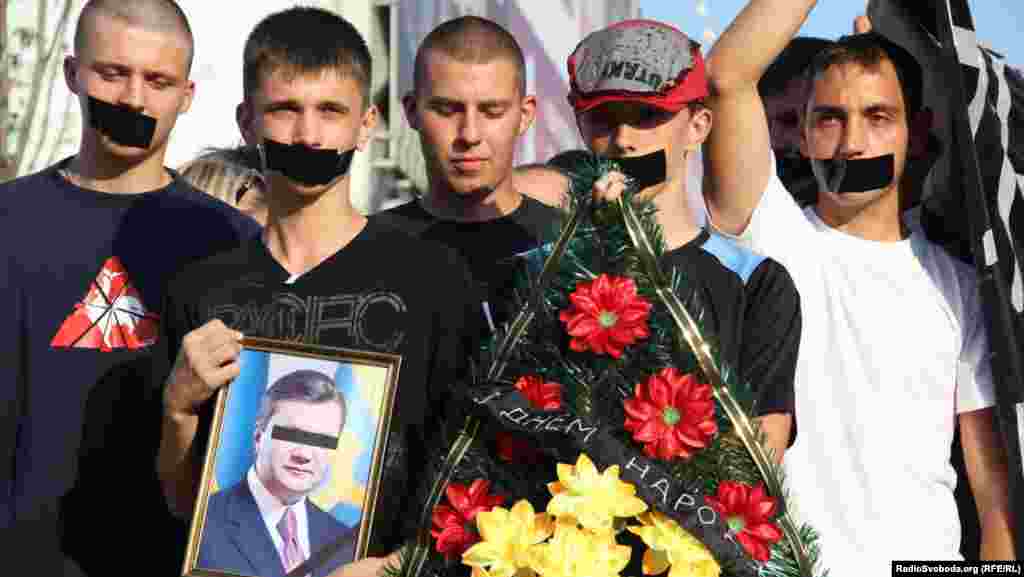 Ukraine -- Yanukovych was congratulated with his birthday, Cherkassy, 9Jul2012