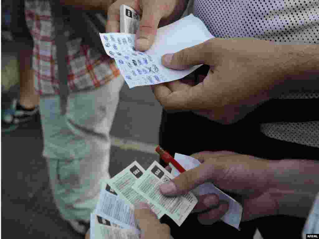 Atmosfera Svjetskog prvenstva u fudbalu 2010. već se osjeća na beogradskim ulicama. Kod Terazijske česme okupljaju se građani svih uzrasta razmjenjujući samoljepljive sličice za svoje albume. Foto: Vesna Anđić 