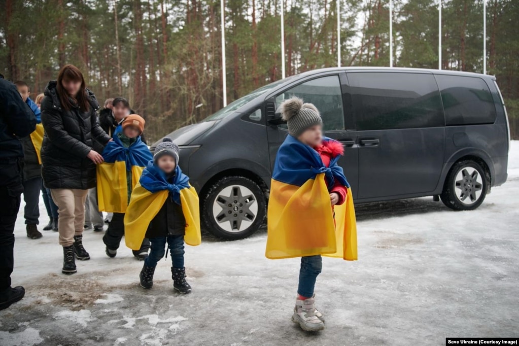 Повернення Ангеліни (попереду) й Жені в Україну. 13 лютого 2026 року