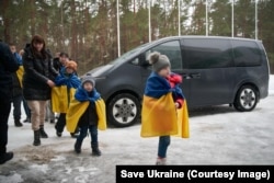 Возвращение Ангелины (впереди) и Жени в Украину. 13 февраля 2026 года