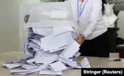 Член избирательной комиссии опустошает урну для голосования после закрытия избирательных участков в ходе президентских выборов в Молдове и референдума о вступлении в Европейский союз. Кишинев, Молдова, 20 октября 2024 года