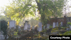 Pietre tombale la cimitirul sefarad din București...