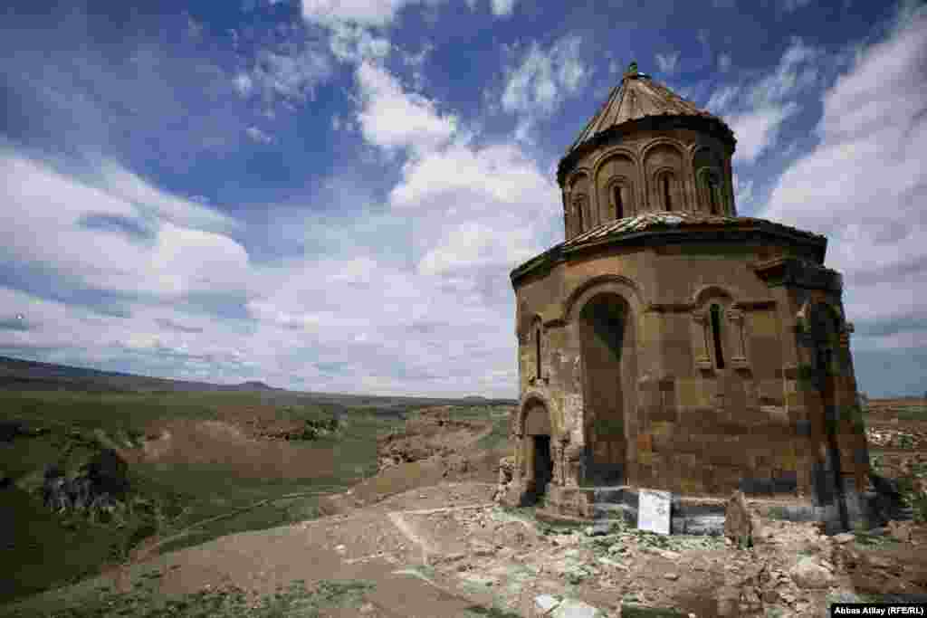 1319-cu ildə Anidə əvvəlcə baş vermiş zəlzələ, sonra isə buranı işğal edən Teymurləngin ordusu şəhəri darmadağın etmişdir. Buna baxmayaraq XVI əsrə qədər şəhərdə yenə də yaşayış olmuşdur. 1535-ci ildə baş vermiş Osmanlı-Səfəvi müharibəsindən sonra isə şəhərdə bir daha insan yaşamamışdı.