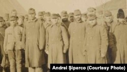 Prizonieri Centrali reveniți din pădurea Bârnova la Șipote, 1918. Sursa: Andrei Șiperco (ed.), Tragedii și suferințe neștiute...., 2003 (AFB, E 2020 Schachtel nr. 111)