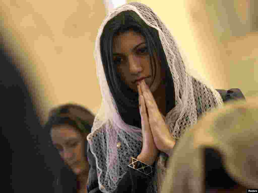 O femeie rugîndu-se în timpul slujbei religioase de la Erevan