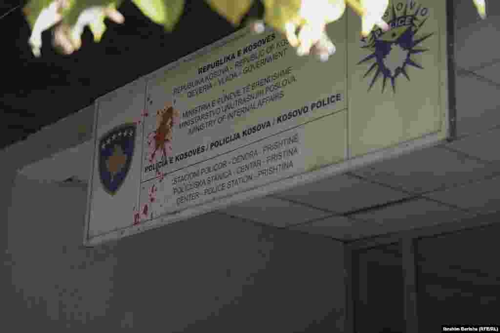 Tabela në hyrje të stacionit të Policisë së Kosovës në Prishtinë ngjyroset me bojë të kuqe nga protestuesit.Policia e arrestoi më 27 tetor të dyshuarin për vrasjen e Zekajt, ndërsa bashkëshorti i saj po mbahet në paraburgim për "kanosje", pasi ishte ndaluar nga policia para se të ndodhte vrasja.