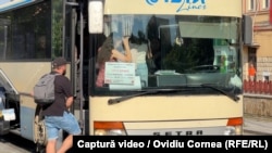 Sute de elevi, muncitori și turiști străbat zilnic distanța Cluj-Oradea, sau rute intermediare, cu autocare de înlocuire a trenurilor.