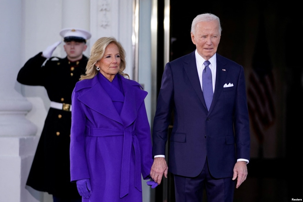 Presidenti i SHBA-së, Joe Biden, dhe zonja e parë, Jill Biden, në Shtëpinë e Bardhë para arritjes së presidentit të zgjedhur, Donald Trump.