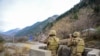 Ushtarët pakistanez duke monitoruar lëvizjet pranë kufirit me Indinë në rajonin e Kashmirit. Fotografi nga arkivi. 