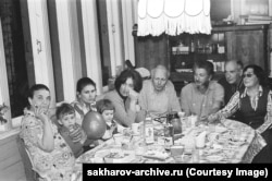 Fotografie, realizată probabil de Elena Bonner - Saharov cu prietenii și familia la „dacea” (rus.: - casă de vacanță), în 1977.