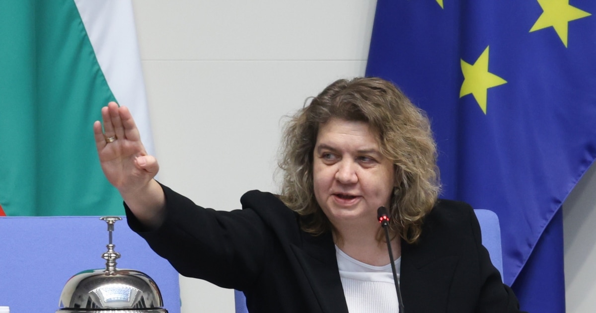 Наталия Киселова подаде оставка като председател на парламента. Тя съобщи