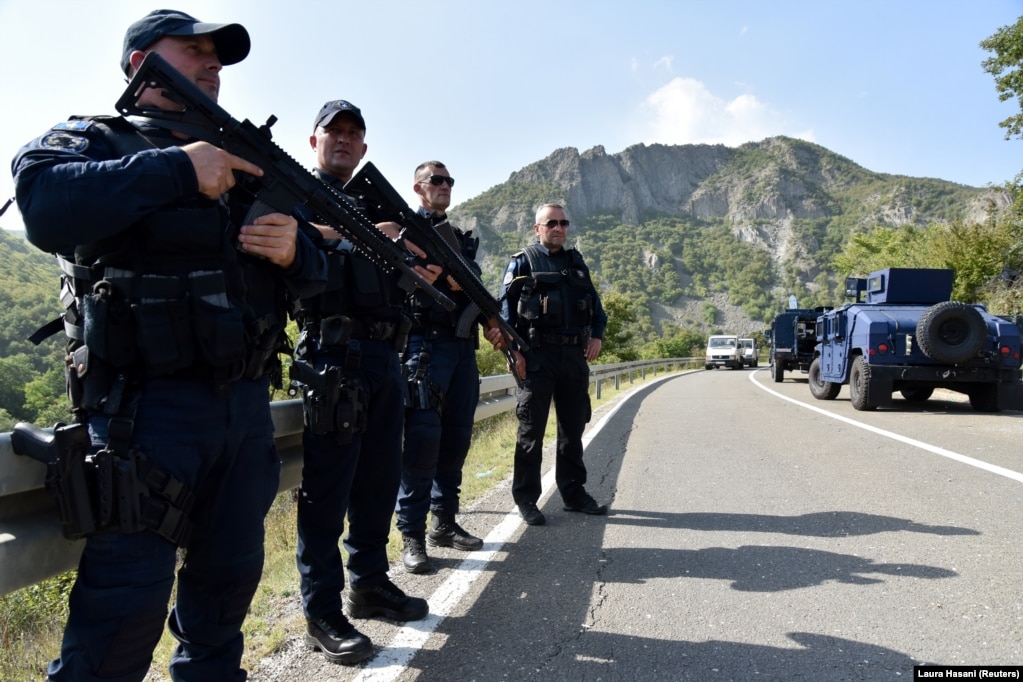 Pjesëtarë të njësitit special të Policisë së Kosovës në rrugën e bllokuar, në Jarinjë. (27 shtator)