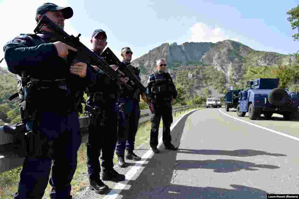 Pripadnici specijalne jedinice Policije Kosova na blokiranom putu na Jarinju. (27. septembar)