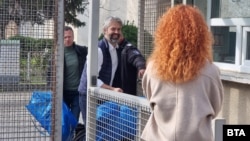 Камелия Коцева - съпруга на кмета на Варна Благомир Коцев, го посреща при излизането му от ареста. Коцев беше пуснат под гаранция от 200 000 лева от Варненския окръжен съд, след като делото му беше върнато за разглеждане от София във Варна.