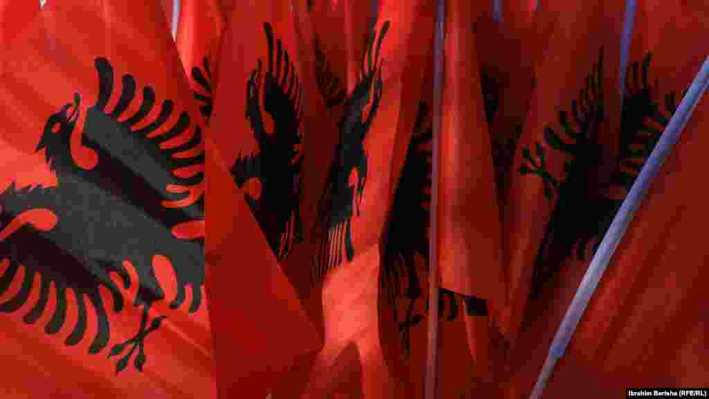 Një grumbull i flamujve të Shqipërisë.