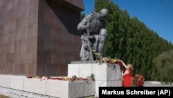 Berlin, 9 mai 2020: o femeie aduce flori la monumentul Armatei Roșii cu ocazia împlinirii a 75 de ani de la victoria în al Doilea Război Mondial. 