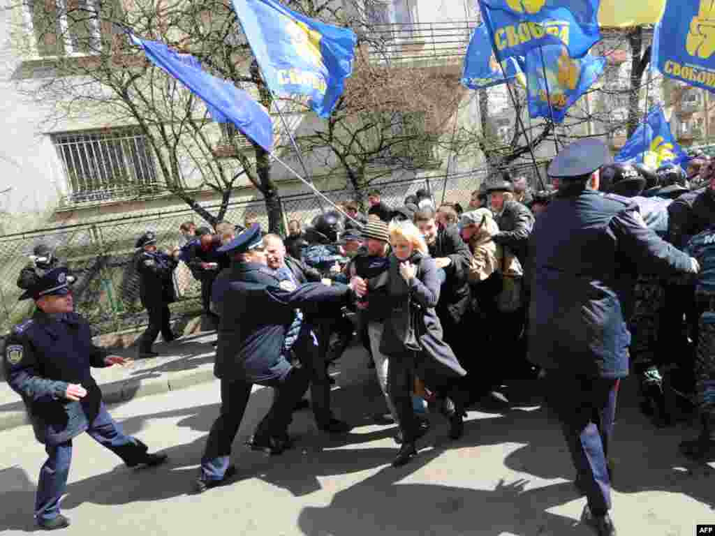 Сутичка між мілцією та активістами ВО «Свобода» під час перебування у Львові Президента Віктора Януковича, 11 квітня. Photo by Yuriy Dashkovych for Ukrainian Foto