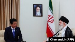 Ali Khamenei Shinzo Abe ilə görüşür