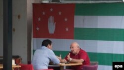 Власти ДНР и ЛНР направили предложения абхазским банкам, которые могут не бояться санкций ЕС и США. Однако в Абхазии сомневаются, что сотрудничество будет целесообразным. Так, в Нацбанке считают, что реальной возможности работать за рубежом у абхазских финансовых организаций сейчас нет