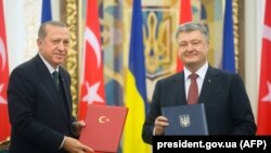Recep Tayyip Erdogan (majtas) dhe Petro Poroshenko gjatë takimit të djeshëm në Kiev