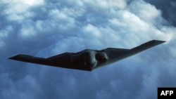 Një bombardues amerikan B-2 duke fluturuar në një lokacion të pazbuluar.