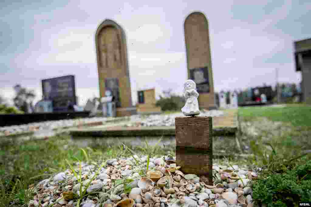 Astaranın Ərçivan kəndi qəbiristanlığında 3-4 aylıq körpənin qəbri.