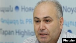 Սիրիայի հնչակյան կուսակցության վարչության անդամ Վազգեն Մեսրոպյանլրագրողների հետ հանդիպմանը Երեւանում: