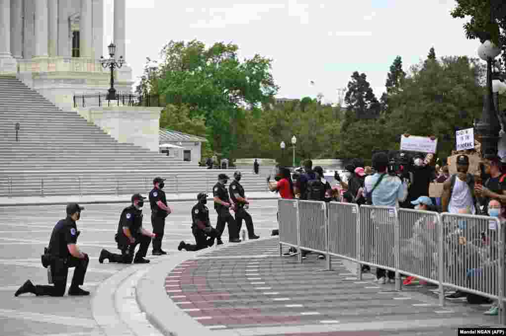 &nbsp;Zyrtarët policorë afër Kongresit amerikan shihen të ulur në gjunjë gjatë protestës së zhvilluar po ashtu më 3 qershor.