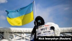 Під час акції на підтримку України і проти агресії Росії. Ніагарський водоспад, Канада, 30 січня 2022 року