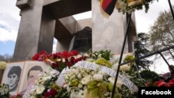 გვირგვინი 9 აპრილს დაღუპულთა მემორიალთან 